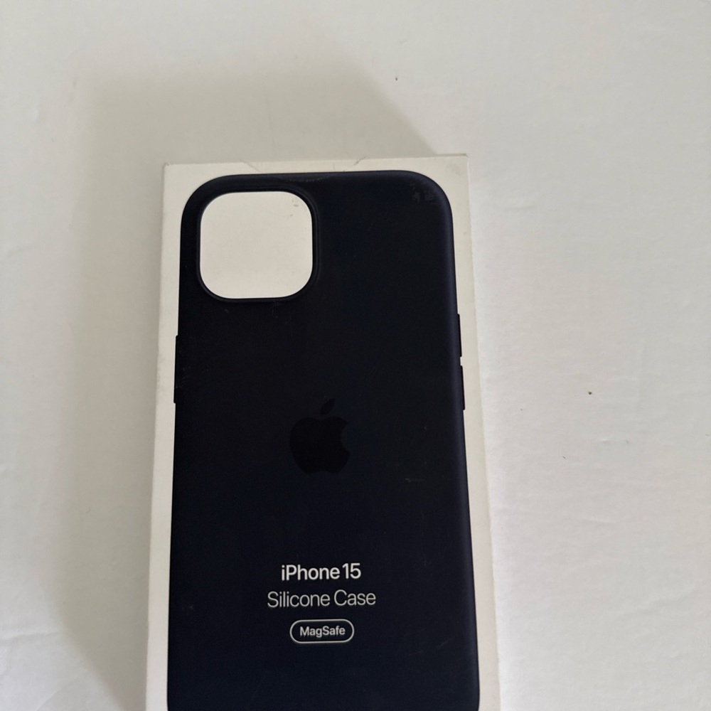 Apple iPhone 15 MagSafe Silicone Case - Midnight